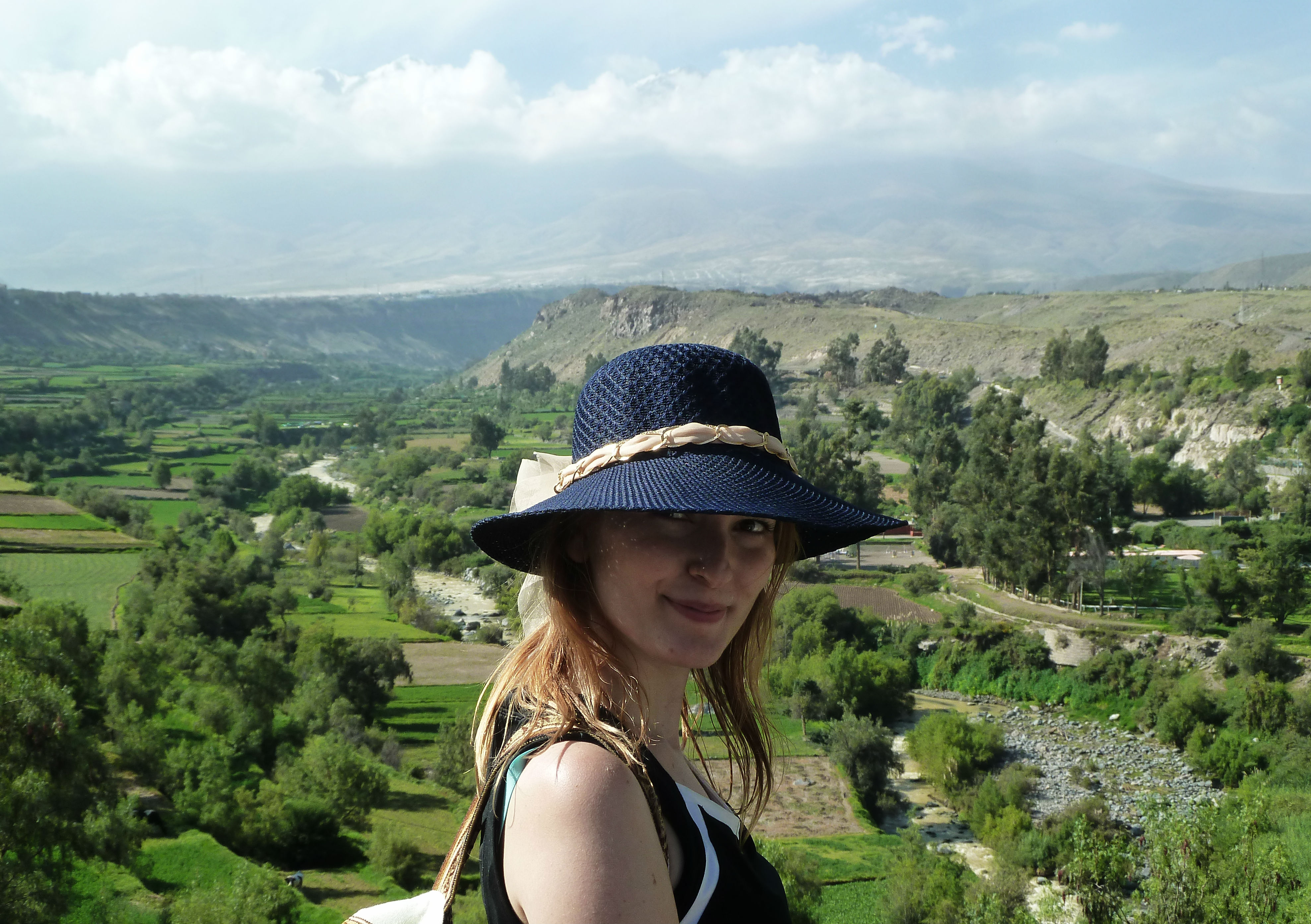 campos de arequipa e o pichu pichu ao fundo que nao da pra ver direito porque tem nuvem na frente