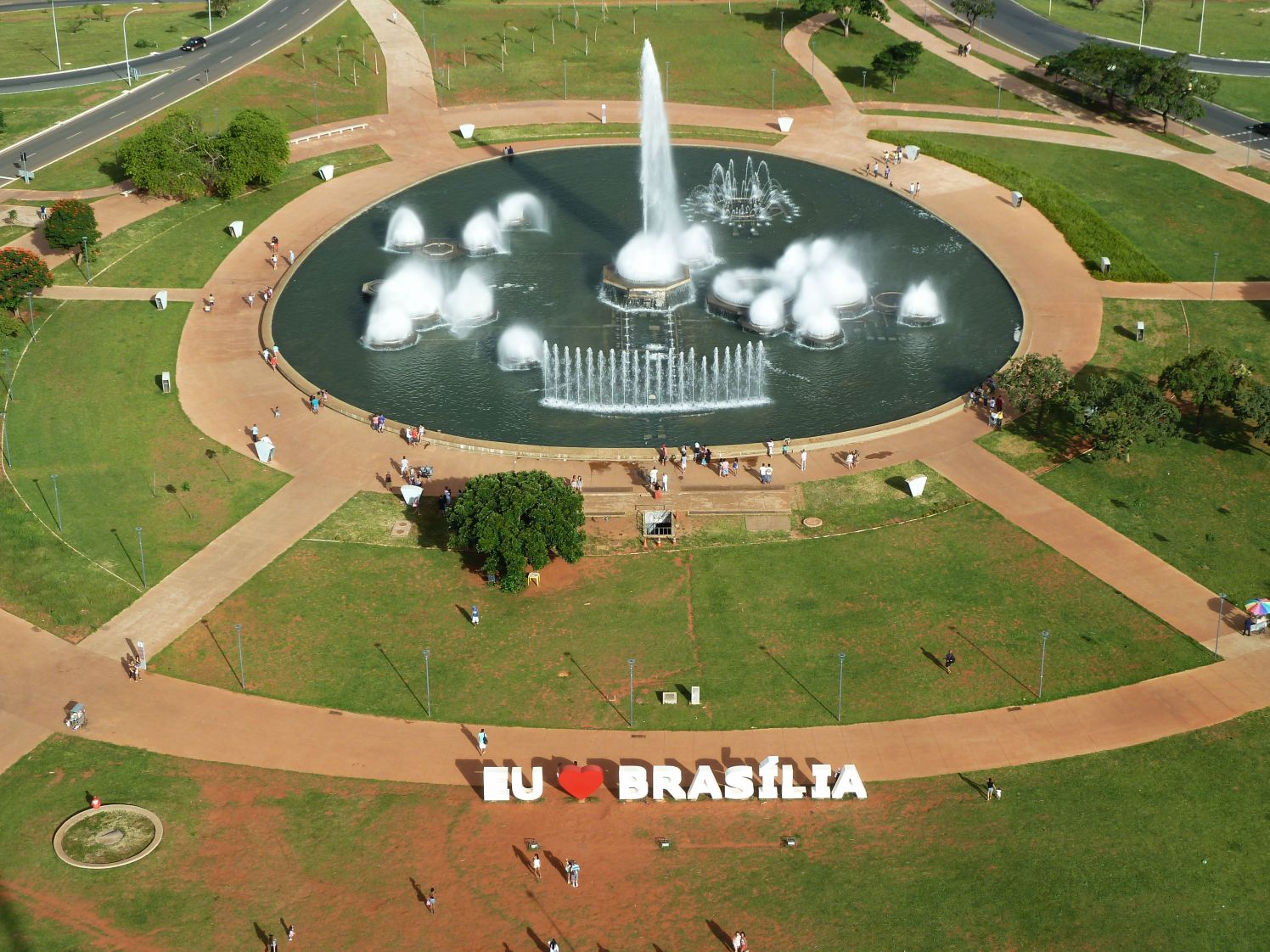 letreiro eu amo brasilia feito por quem provavelmente tem um carro