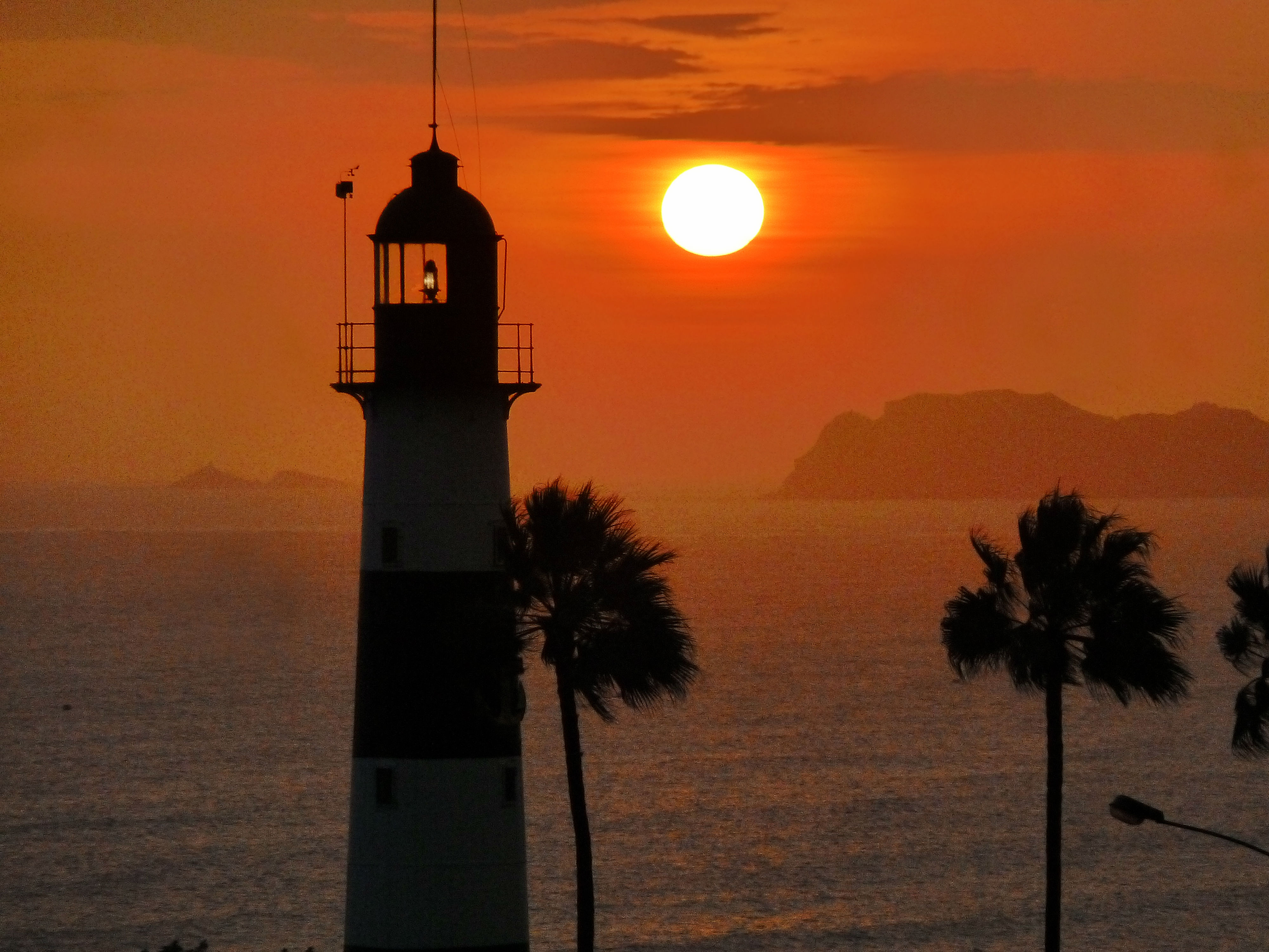 por do sol e faro de miraflores 2