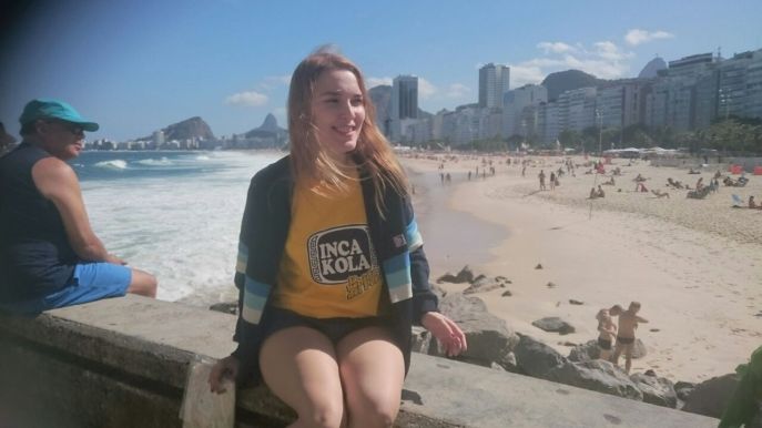 curtindo-a-paisagem-da-praia-do-leme-do-rio-de-janeiro-com-uma-camiseta-da-inca-kola-do-peru