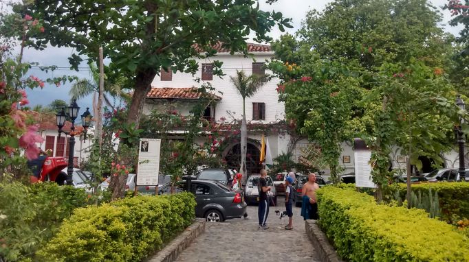 plaza-em-santa-fe-de-antioquia-pueblitos-da-colombia