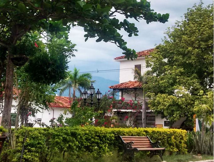 plaza-em-santa-fe-de-antioquia-pueblo-da-colombia-1