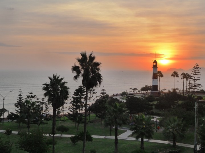 por-do-sol-no-faro-de-miraflores-em-lima-peru