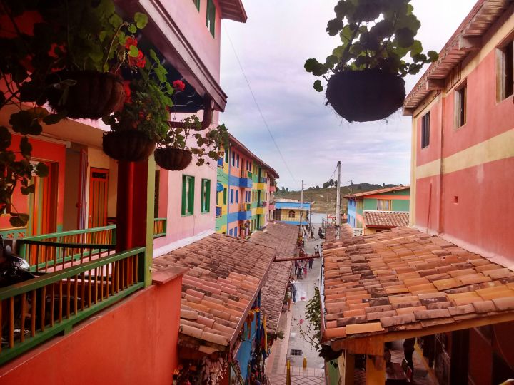 ruas-coloridas-de-guatape-colombia-turismo