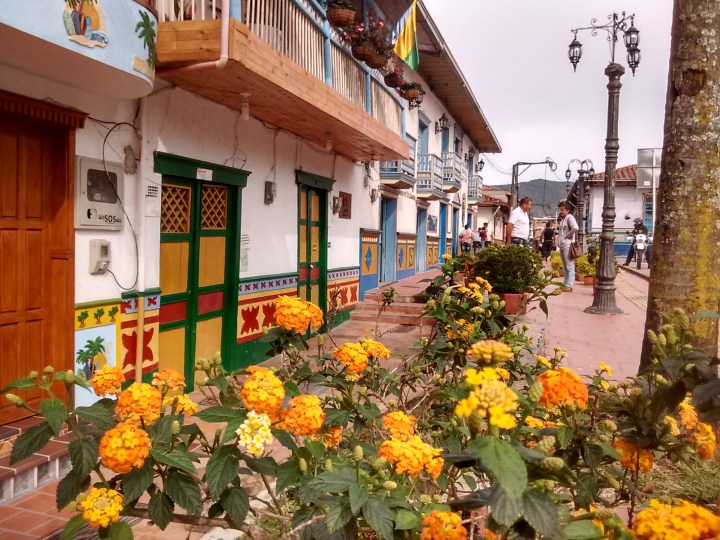 ruas-coloridas-guatape-colombia-proximo-a-medellin-turismo