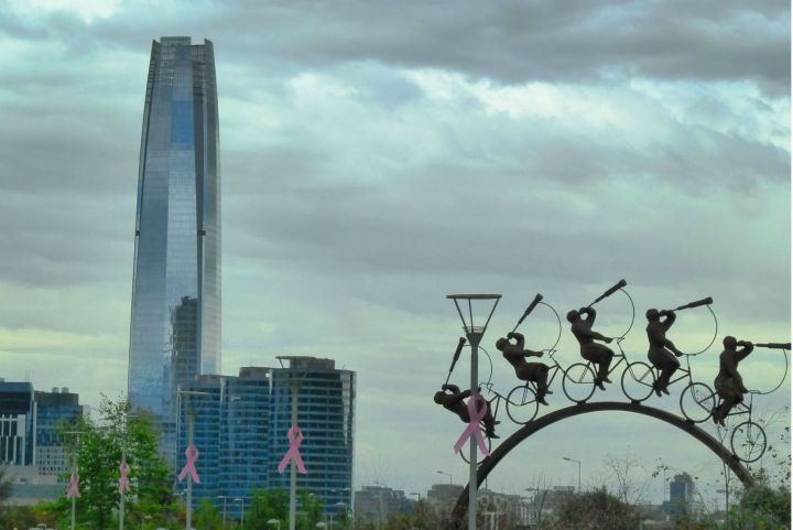 sky-costanera-visto-do-parque-bicentenario-em-santiago-chile