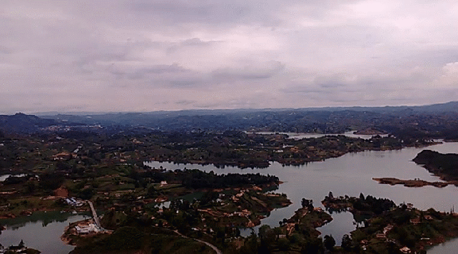 subir-a-piedra-del-penol-em-dia-nublado-na-colombia
