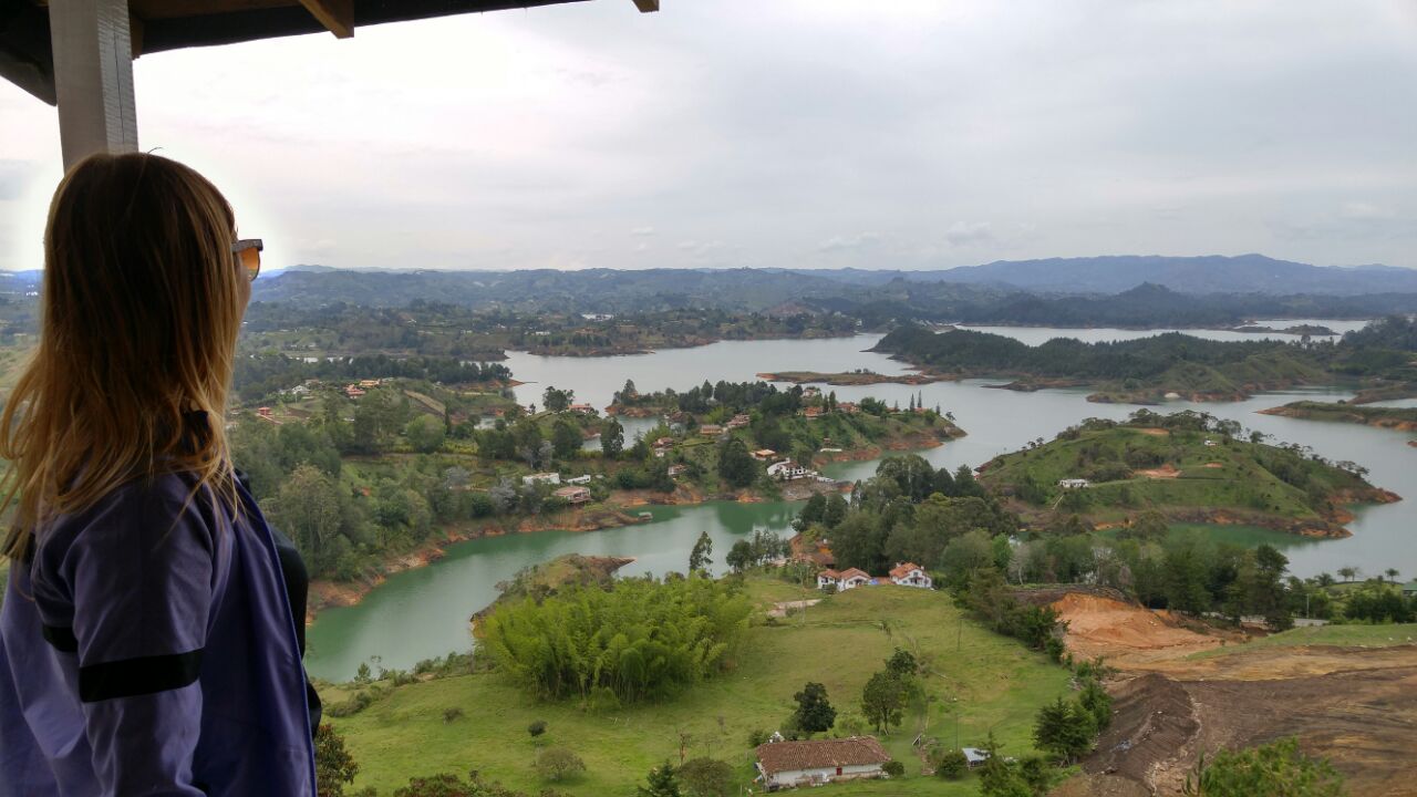 el-penon-de-guatape-vista-da-piedra-del-penol-em-outubro-na-colombia