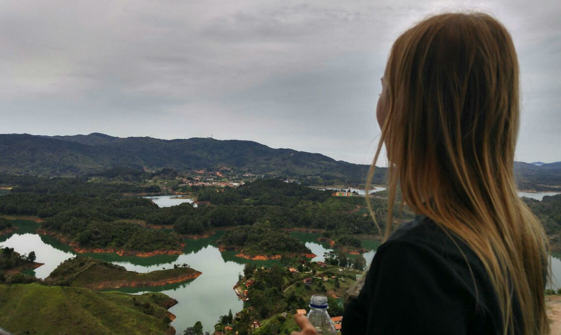 vista-da-piedra-del-penol-em-dia-nublado-colombia