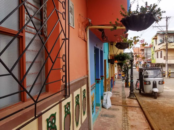 tuk-tuk-em-guatape-destinos-lindos-na-colombia